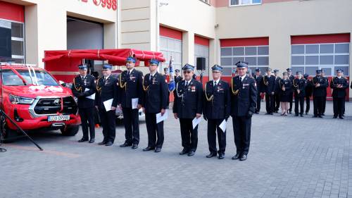 Wyróżnieni strażacy stoją w szeregu