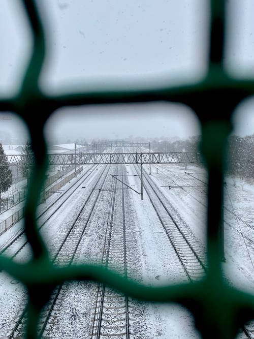 Widok na ośnieżone tory kolejowe