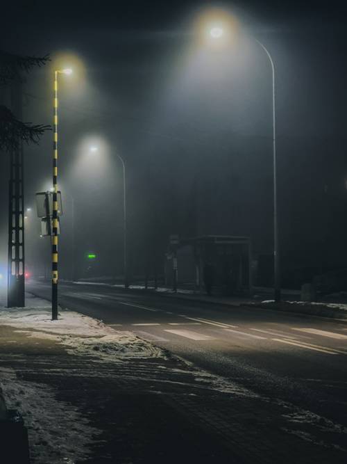 Ulica nocą oświetlona lampami