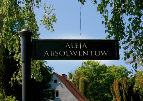 Zbliżenie na znak Aleja Absolwentów