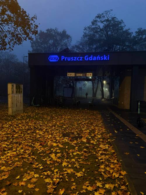 Dworzec PKP nocą