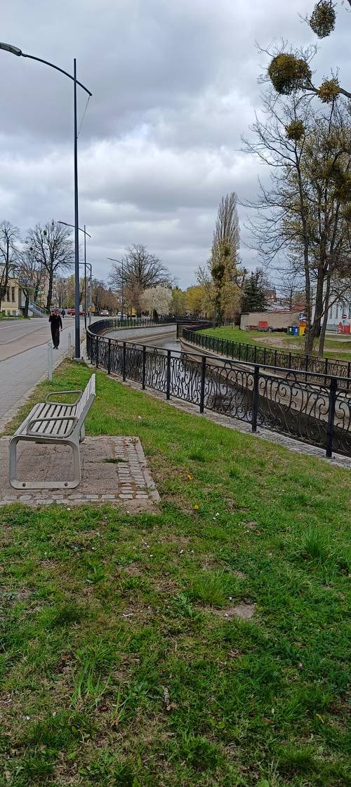 Kanał Raduni i chodnik