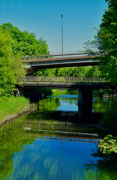 Widok na rzekę, wiadukt i most