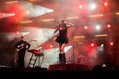Widok na scenę z piosenkarką i gitarzystą