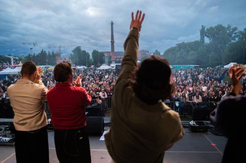 Widok na muzyków na scenie i publiczność