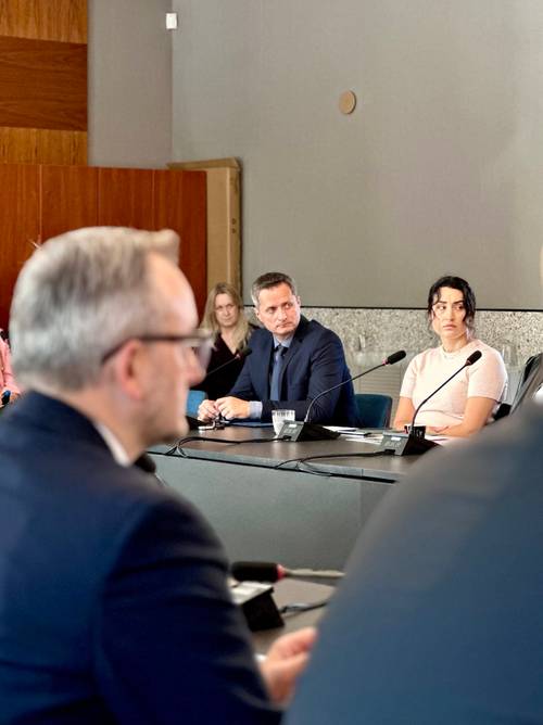 Radny i radna siedzący przy stole