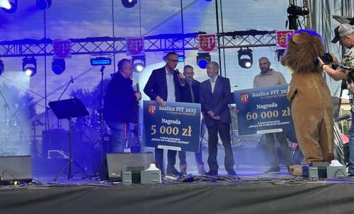 Burmistrz Pruszcza i nagrodzeni w Loterii Pit na scenie