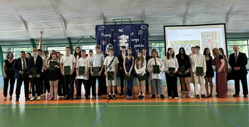 Grupa uczniów z dyplomami i wyróżnieniami
