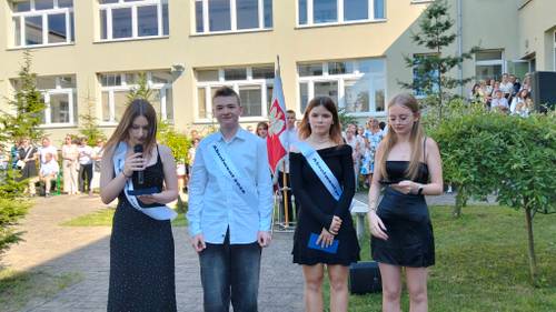 Trzy uczennice i uczeń