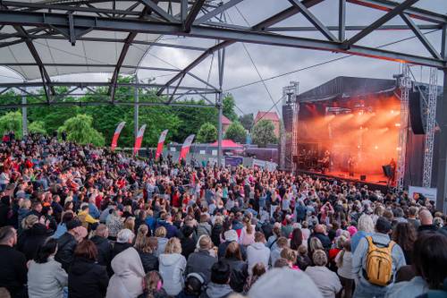 Widok na amfiteatr wypełniony publicznością i scenę