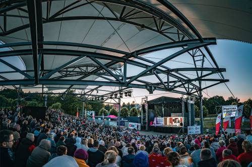 Widok na publiczność w amfiteatrze i scenę