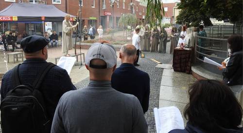 Zbliżenie na grupę osób patrzących na młodzież