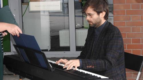 Zbliżenie na mężczyznę grające na instrumencie