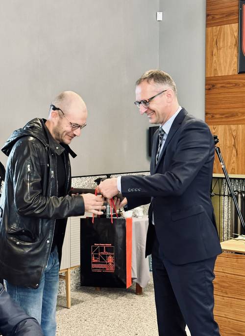 Burmistrz Pruszcza Gdańskiego wręcza laureatowi konkursu nagrodę