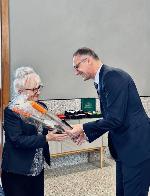 Burmistrz Pruszcza Gdańskiego wręcza starszej pani sprzęt ogrodowy