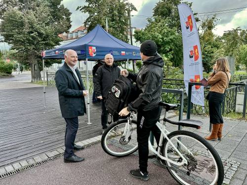 Dwóch mężczyzn i rowerzysta stoją przy mostku
