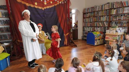 Zbliżenie na aktora w mężczyznę w białym fartuchu i czapce oraz dwójkę przebranych dzieci