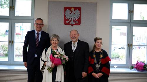 Jubilaci z burmistrzem i kierownik USC