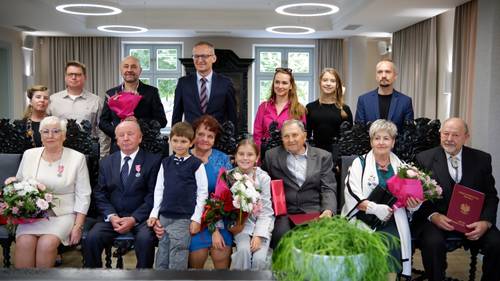 Zdjęcie grupowe jubilatów z rodzinami