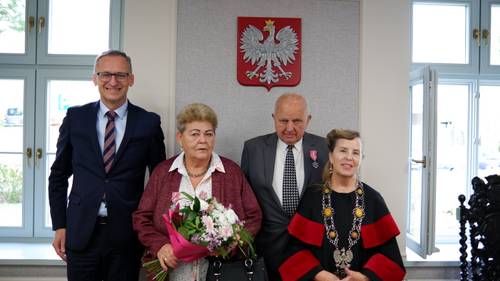 Burmistrz Pruszcza i kierownik USC z jubilatami