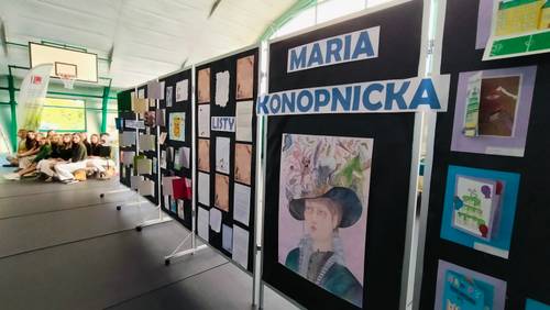 Ścianka z pracami dotyczącymi Marii Konopnickiej