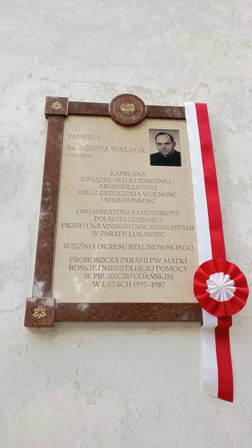 Zbliżenie na tablicę upamiętniającą księdza Józefa Waląga