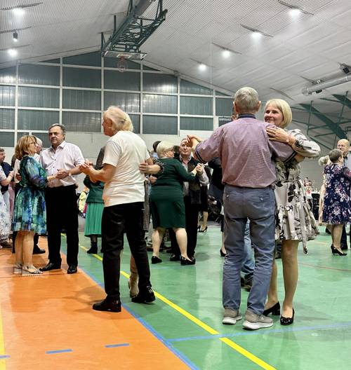 Widok na pary tańczące na parkiecie