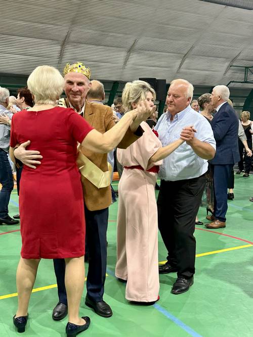 Widok na tańczących seniorów na parkiecie