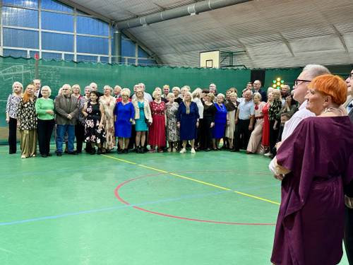 Widok na grupę seniorów - uczestników balu