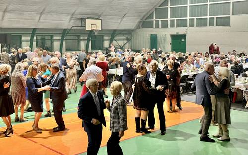 Widok na salę i tańczących seniorów