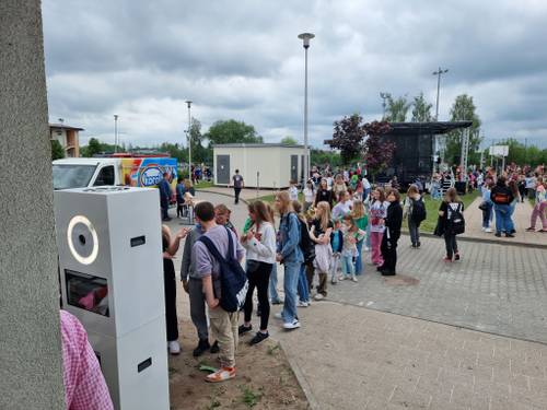 Dzień Dziecka w 2022 roku zdjęcie przedstawia gry i zabawy podczas wydarzenia w Szkole Podstawowej nr 4 w Pruszczu Gdańskim