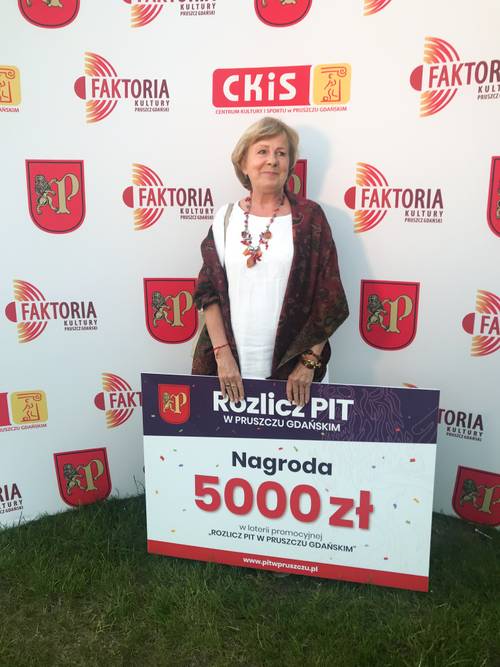 Wręczenie nagród laureatom Loterii PIT 2022 - na zdjęciu laureatka nagrody drugiej