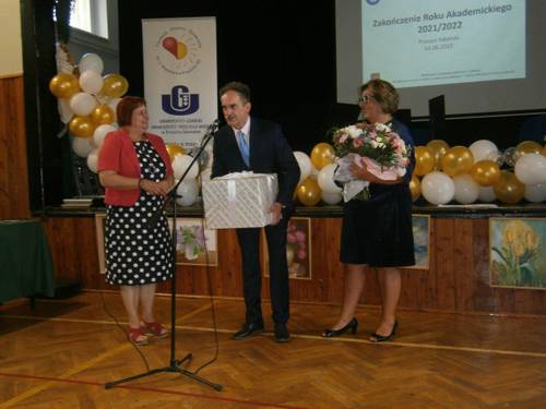 Na zdjęciu uroczystość zakończenia roku Uniwersytetu III Wieku