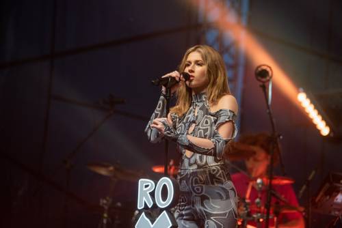 Zdjęcie przedstawia koncert Roxie Węgiel w pierwszy weekend Faktorii Kultury