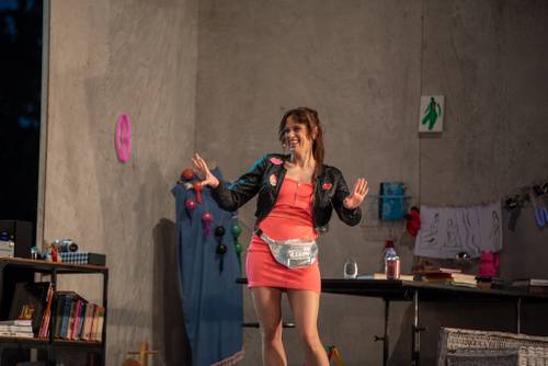 Zdjęcie przedstawia sztukę Teatru Wybrzeże Niezwyciężony w pierwszy weekend Faktorii Kultury