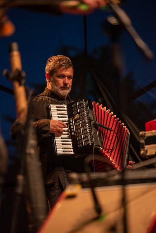 Zdjęcie przedstawia koncert zespołu Raz Dwa Trzy w drugi weekend Faktorii Kultury