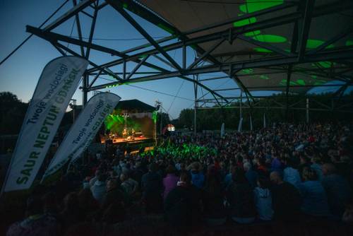 Zdjęcie przedstawia koncert zespołu Raz Dwa Trzy w drugi weekend Faktorii Kultury