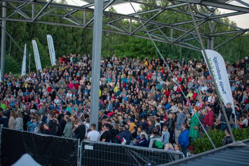 Zdjęcie przedstawia koncert zespołu Raz Dwa Trzy w drugi weekend Faktorii Kultury