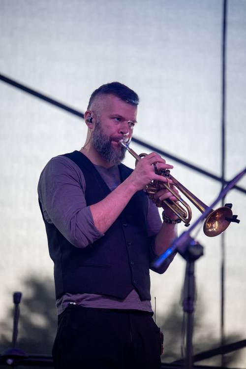 Zdjęcie przedstawia koncert zespołu Raz Dwa Trzy w drugi weekend Faktorii Kultury