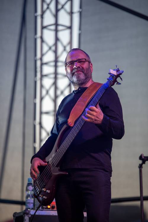 Zdjęcie przedstawia koncert zespołu Raz Dwa Trzy w drugi weekend Faktorii Kultury