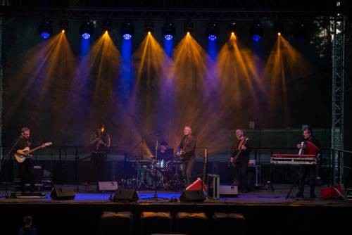 Zdjęcie przedstawia koncert zespołu Raz Dwa Trzy w drugi weekend Faktorii Kultury