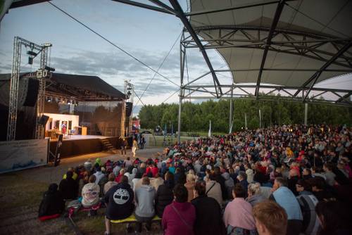 Zdjęcie przedstawia sztukę Inteligenci w drugi weekend Faktorii Kultury