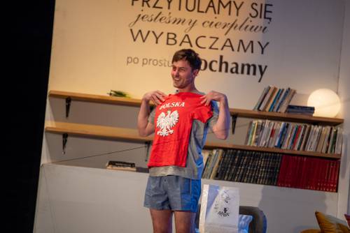 Zdjęcie przedstawia sztukę Inteligenci w drugi weekend Faktorii Kultury