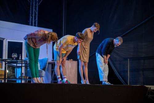 Zdjęcie przedstawia sztukę Inteligenci w drugi weekend Faktorii Kultury