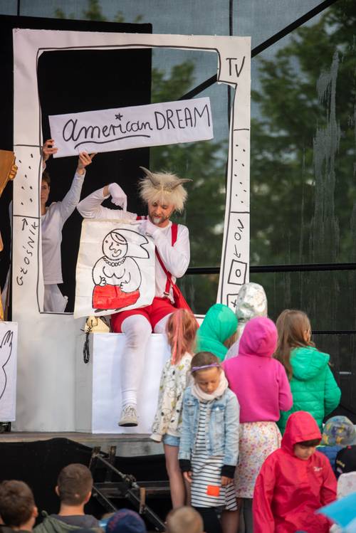 Zdjęcie przedstawia sztukę Przygody Koziołka Matołka w drugi weekend Faktorii Kultury
