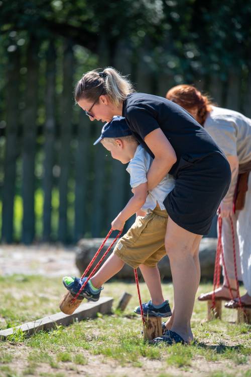 Zdjęcie przedstawia aktywności podczas Weekendu Strategii i Wojowników na Faktorii Handlowej