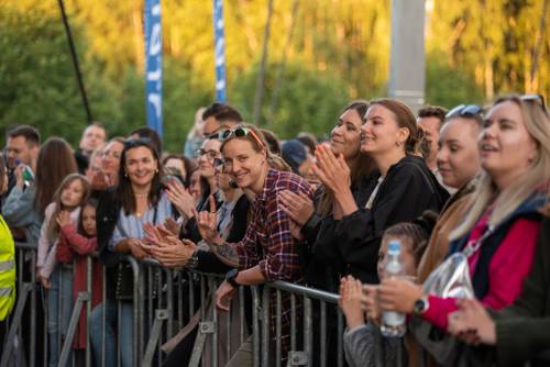 Zdjęcie przedstawia koncert Kaśki Sochackiej, który odbył się w ramach cyklu wydarzeń Faktoria Kultury 2022 w Pruszczu Gdańskim