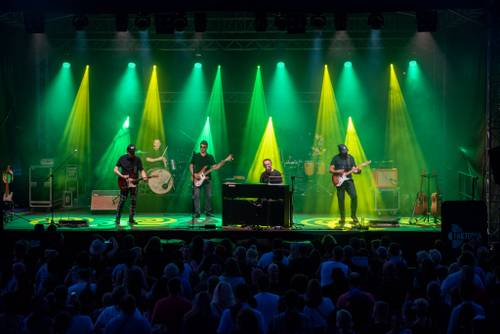 Zdjęcie przedstawia koncert zespołu Sztywny Pal Azji w czwarty weekend Faktorii Kultury