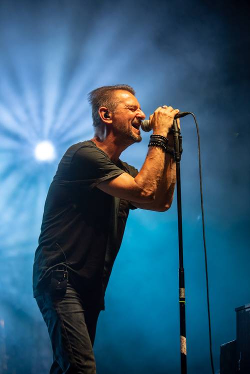 Zdjęcie przedstawia koncert zespołu Sztywny Pal Azji w czwarty weekend Faktorii Kultury