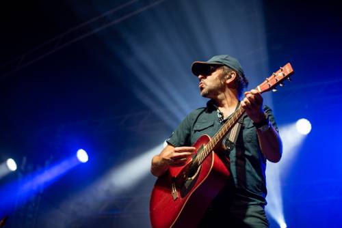 Zdjęcie przedstawia koncert zespołu Sztywny Pal Azji w czwarty weekend Faktorii Kultury